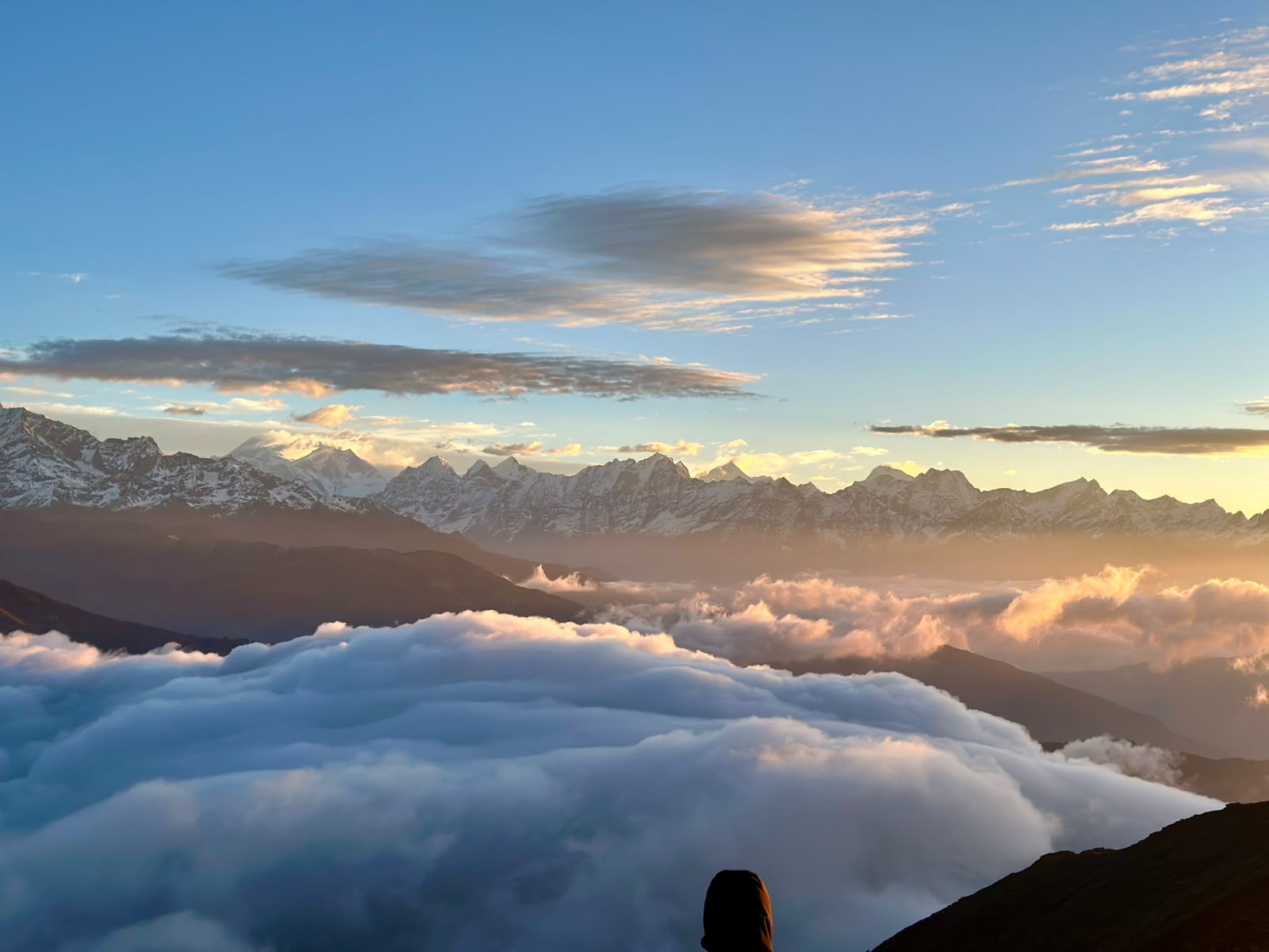 Suasana menjelang matahari terbit di jalur menuju puncak Pikey Peak, Nepal, saat perjalanan scouting Sukajalanjalan.